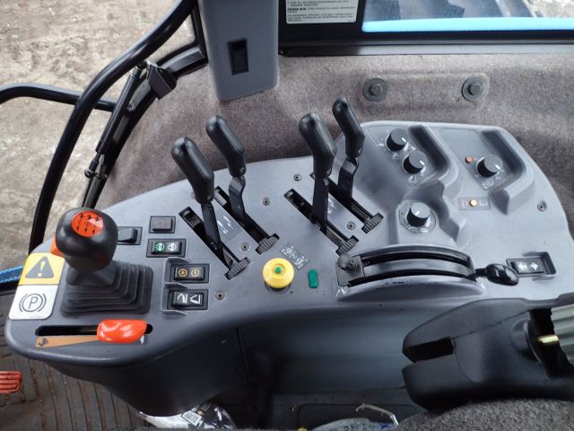 402880-82 NEW HOLLAND 8670 Reg: AGO388