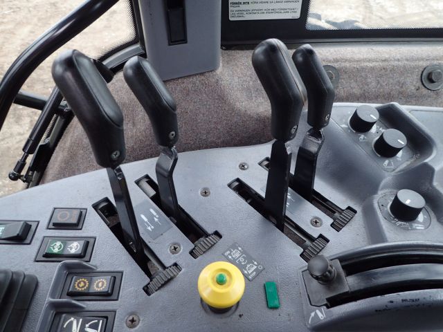 402880-88 NEW HOLLAND 8670 Reg: AGO388