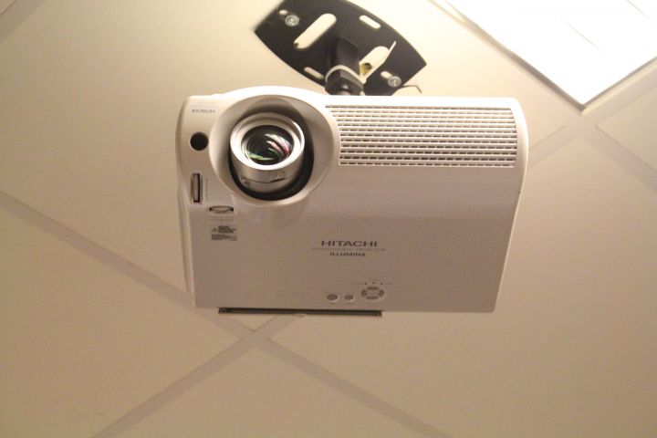 424231-1 Projektor Hitachi Illumina med takfäste