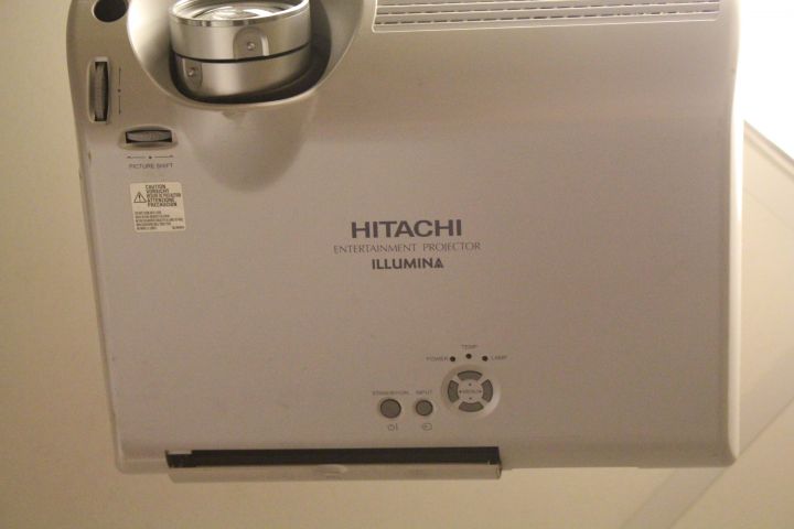 424231-2 Projektor Hitachi Illumina med takfäste