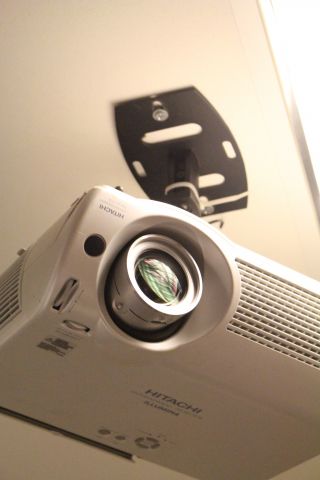 424231-3 Projektor Hitachi Illumina med takfäste