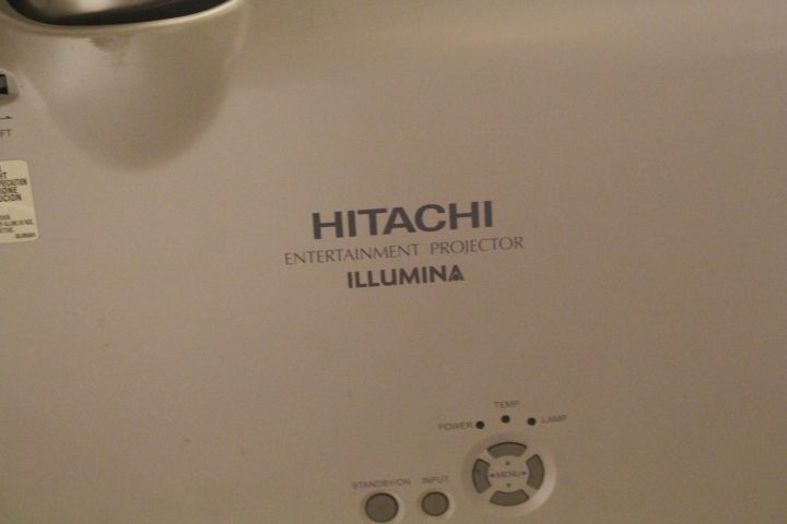 424231-4 Projektor Hitachi Illumina med takfäste