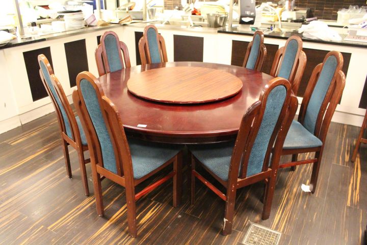 424236-1 Runt bord med snurrande skiva samt 8 stolar