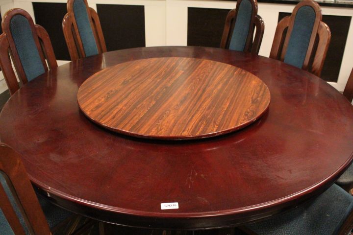 424236-3 Runt bord med snurrande skiva samt 8 stolar