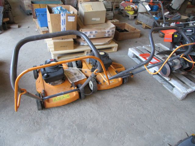 415175-6 2 lawn mowers - Partner 348