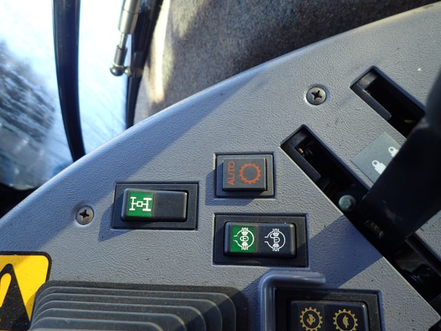 402877-78 NEW HOLLAND 8670 Reg: CHU840