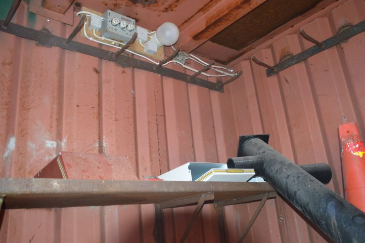 432267-6 Personalvagn med redskapscontainer