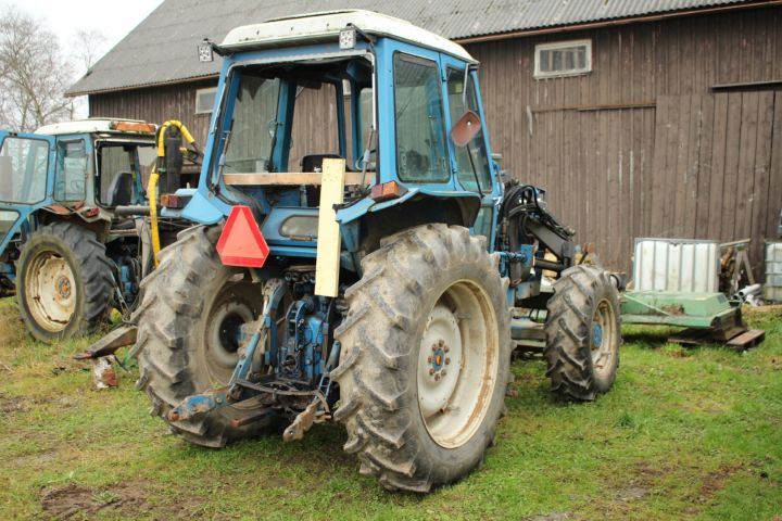 432511-4 Traktor Ford 6700 4WD -79 (inkl frontlastare)