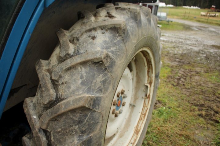 432511-6 Traktor Ford 6700 4WD -79 (inkl frontlastare)