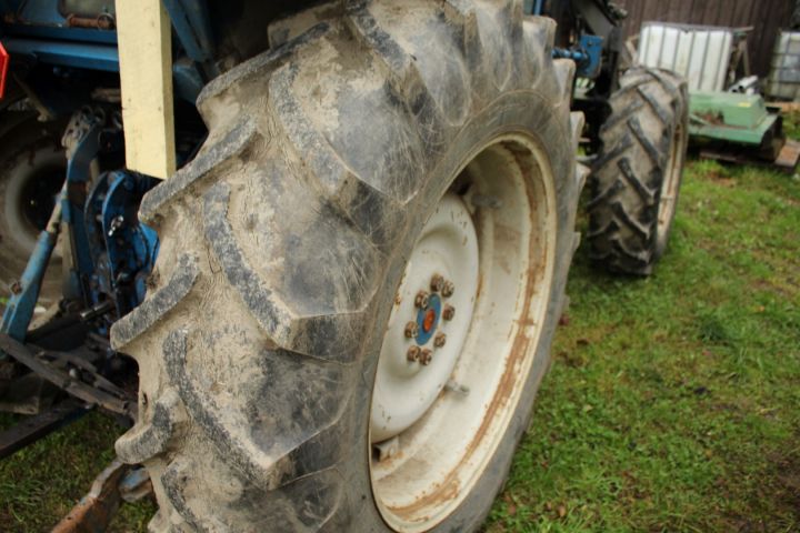 432511-8 Traktor Ford 6700 4WD -79 (inkl frontlastare)