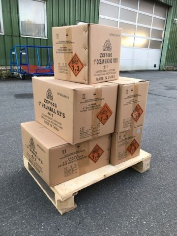 435090-1 Fireworks: 14 Bomb Bombs (1054 shots)