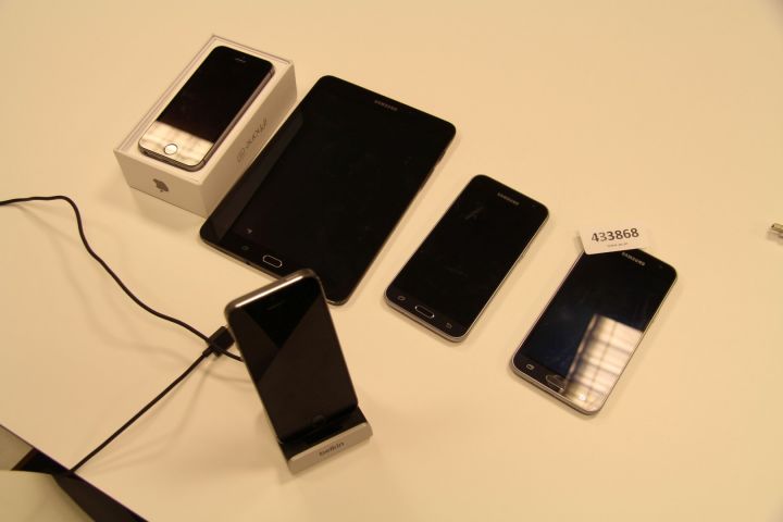 433868-1 Mobiltelefoner 4st Apple Samsung + surfplatta