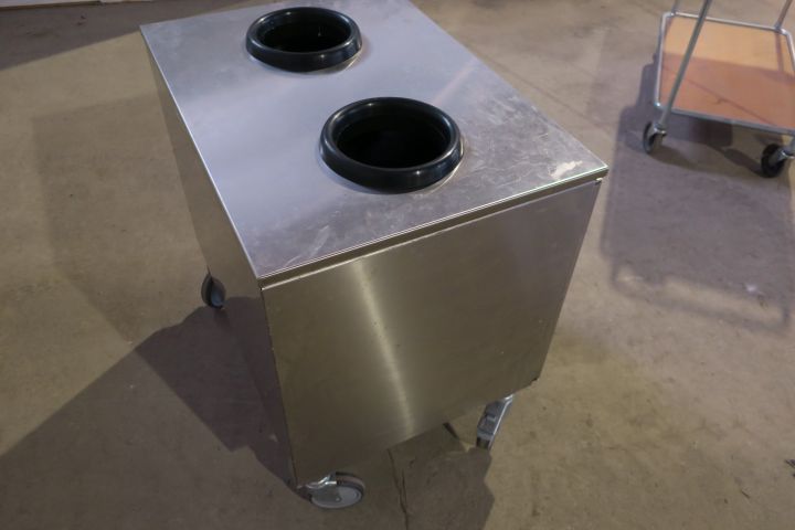 410221-19 Kitchen equipment for large kitchens, trolleys, shelves, waste carriage