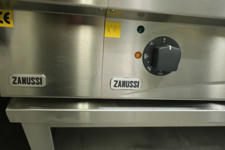 409977-2 Zanussi stove, frying table and under cabinet