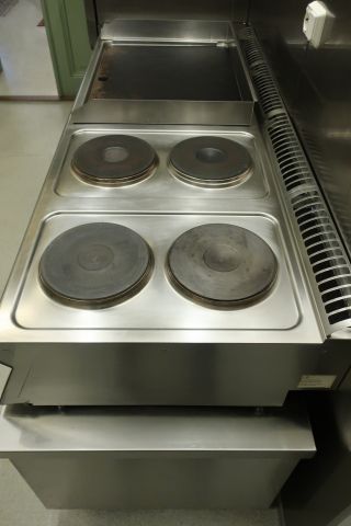 409977-3 Zanussi stove, frying table and under cabinet