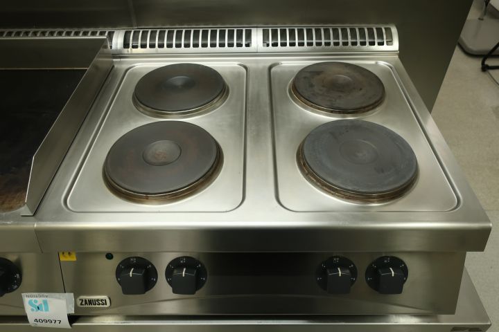 409977-4 Zanussi stove, frying table and under cabinet