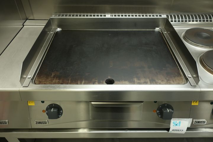 409977-5 Zanussi stove, frying table and under cabinet