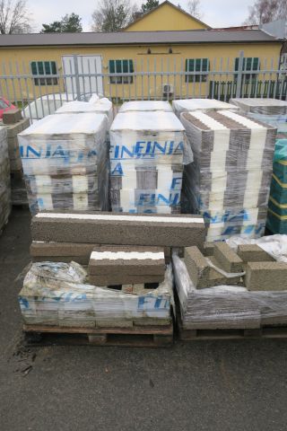 443218-1 8 pallets with leca isoblock