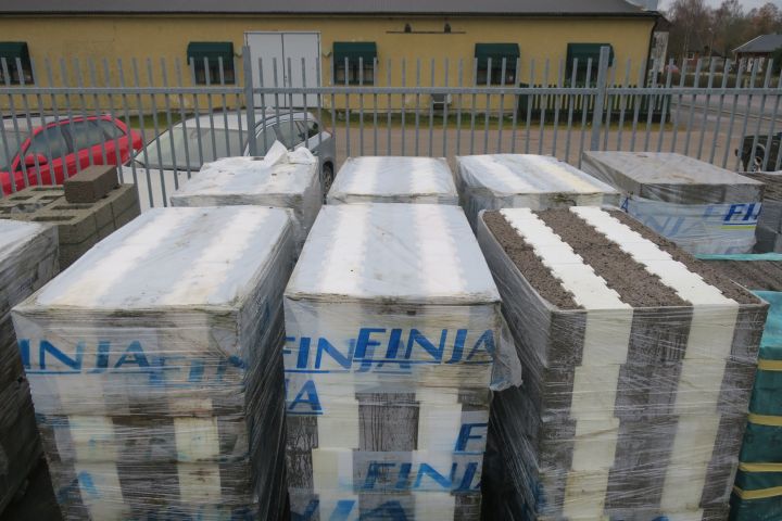 443218-2 8 pallets with leca isoblock