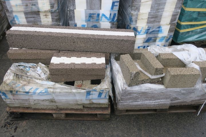 443218-3 8 pallets with leca isoblock