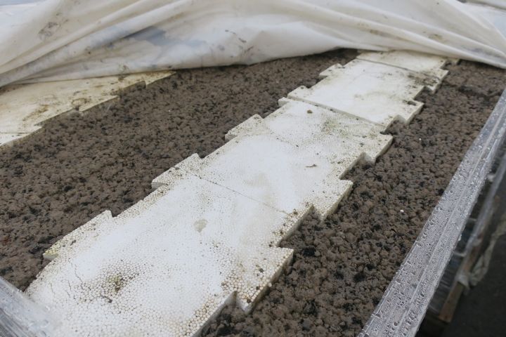 443218-4 8 pallets with leca isoblock