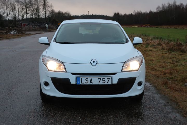 443738-8 Renault Megane -11 (LSA757)