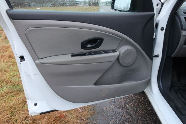 443738-29 Renault Megane -11 (LSA757)