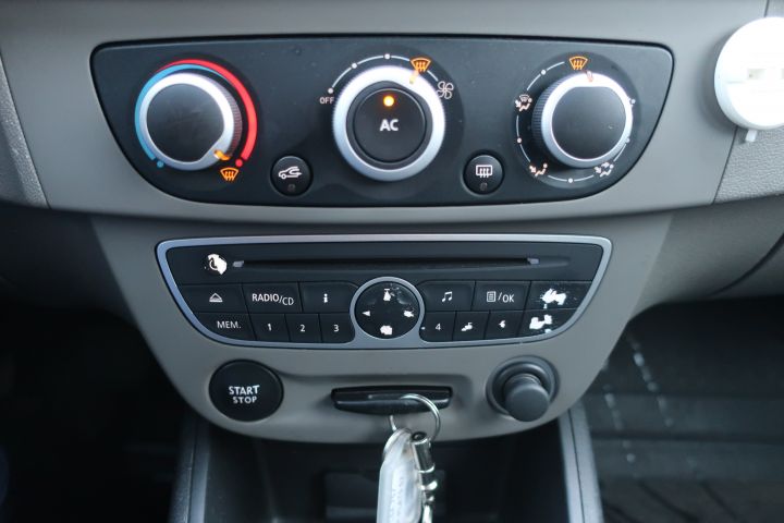 443738-35 Renault Megane -11 (LSA757)