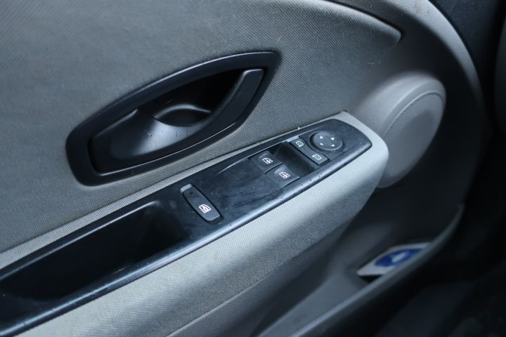 443738-37 Renault Megane -11 (LSA757)