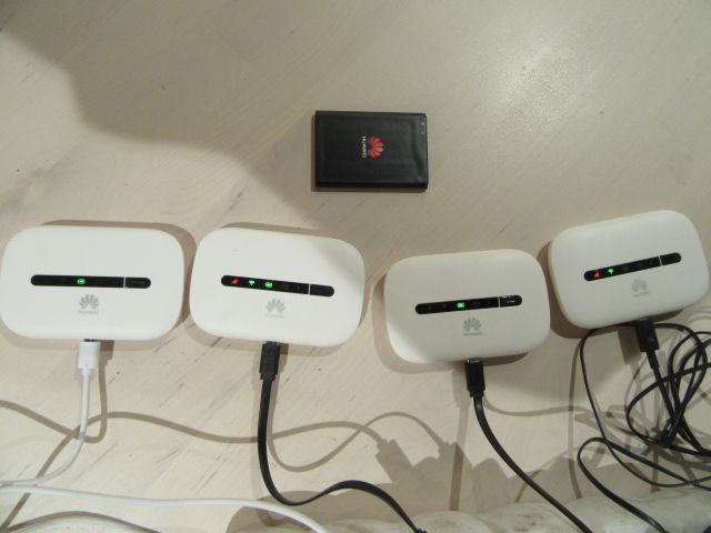 415579-1 4 pc 4G modem / WiFi router, Huawei E5330