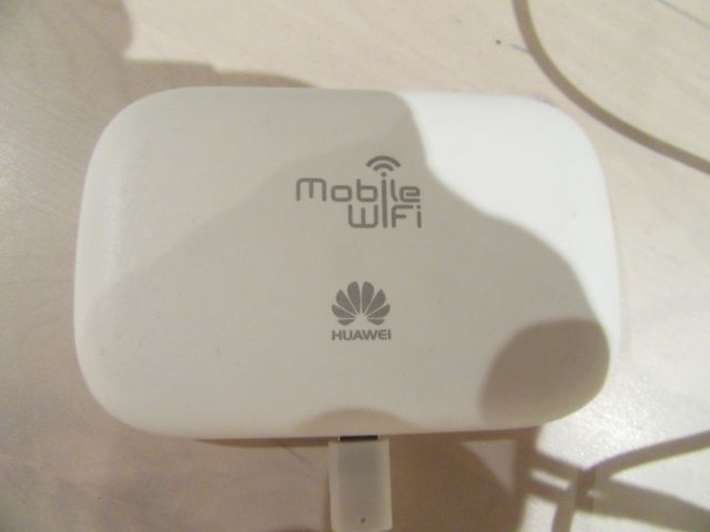 415579-3 4 pc 4G modem / WiFi router, Huawei E5330