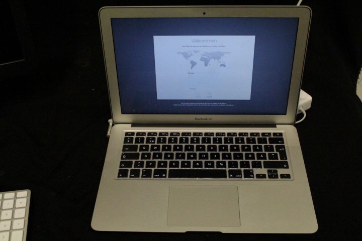 443339-2 Apple Macbook Air 1,7GHz (Mitten 2011) med 27" skärm AOC E2752V