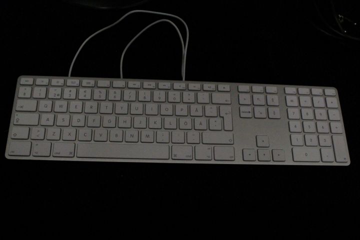 443339-10 Apple Macbook Air 1,7GHz (Mitten 2011) med 27" skärm AOC E2752V