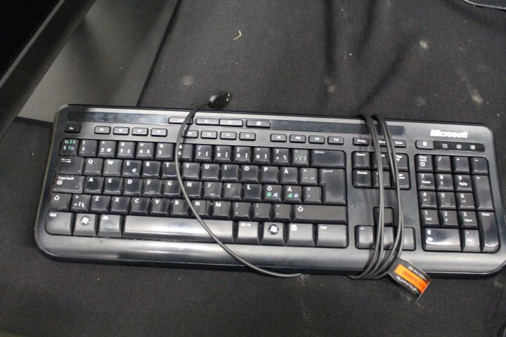 443340-8 HP Elitebook 8540p, 27 "Samsung Synmaster 850, HP Dock