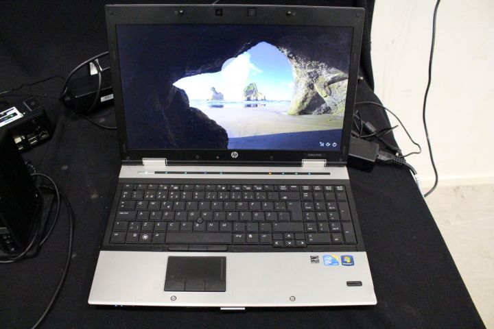 443340-15 HP Elitebook 8540p, 27 "Samsung Synmaster 850, HP Dock