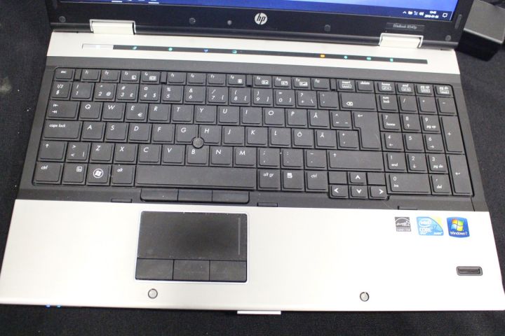 443340-16 HP Elitebook 8540p, 27 "Samsung Synmaster 850, HP Dock