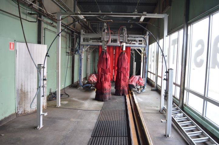 419173-1 Car wash with tracks