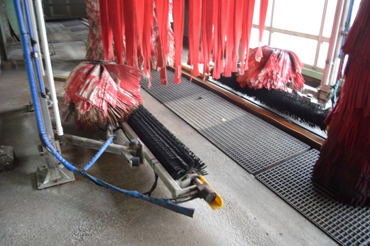 419173-4 Car wash with tracks