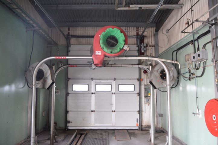 419173-14 Car wash with tracks