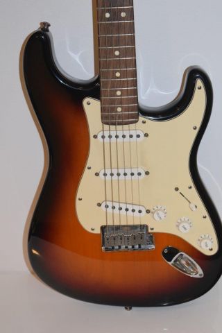 449294-1 Guitar Fender Stratocaster Corona Califonia -02
