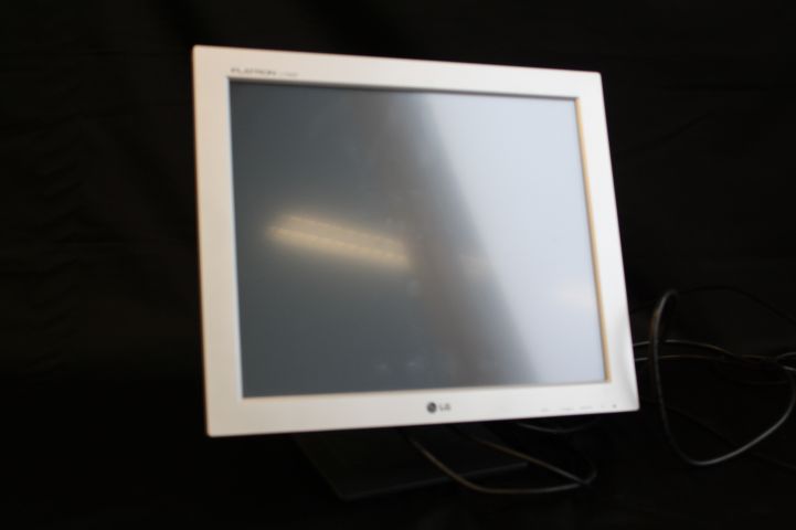 449930-11 LG Flatron L1730SF Touchscreen 4pcs selling to higgest bidder