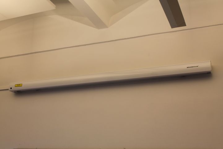 439308-5 Hitachi projector and projector screen