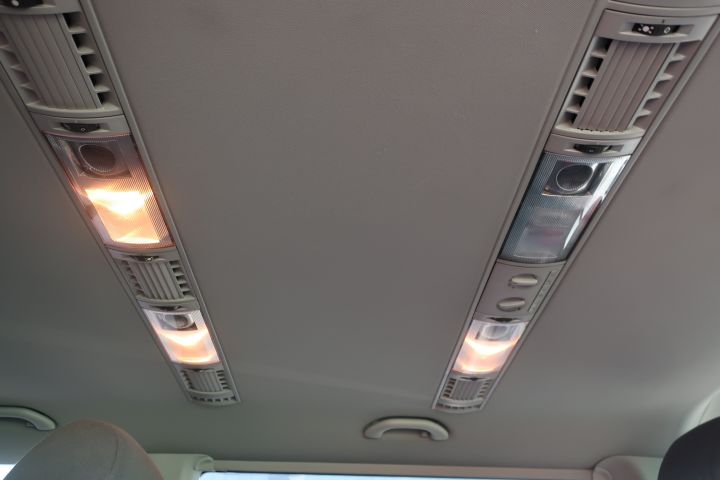 446994-18 Volkswagen 7HC Caravelle - 2010