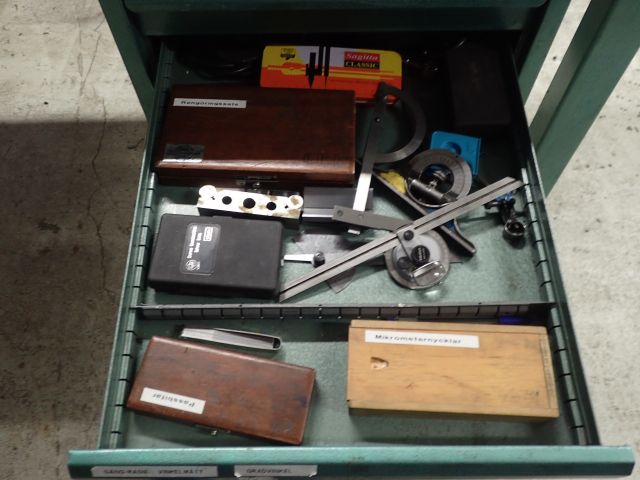 399974-12 Workbench with accessories