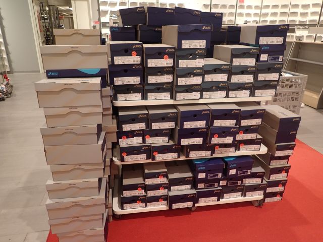 404169-1 Big party with shoes Asics