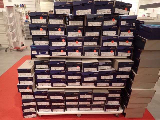 404169-3 Big party with shoes Asics