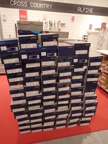 404169-4 Big party with shoes Asics