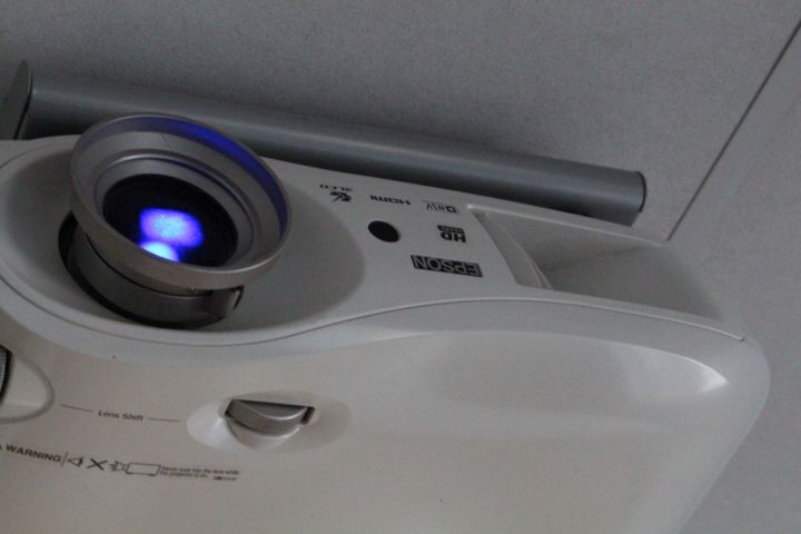 451744-3 Projektor med duk Epson EMP-TW520