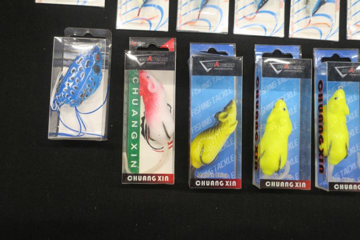 452350-7 Assortment of fishing tackle type poppers mm