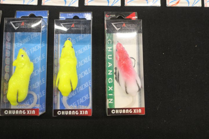 452350-8 Assortment of fishing tackle type poppers mm